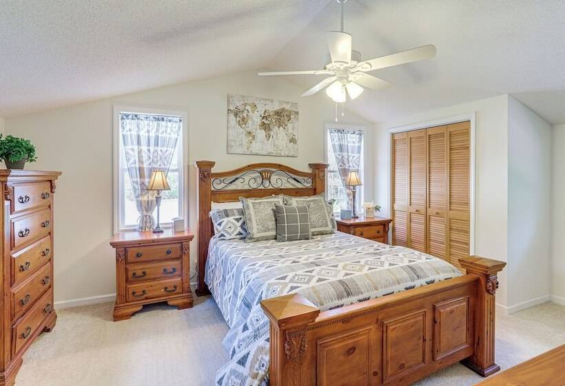 Lake & Pool Access: Spacious Home In Newland