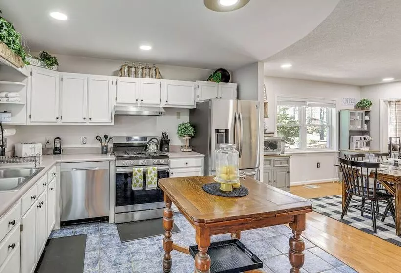 Lake & Pool Access: Spacious Home In Newland