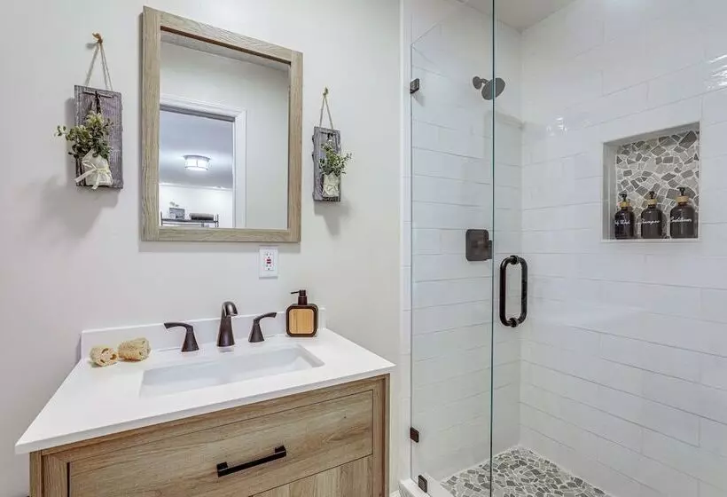 Lake & Pool Access: Spacious Home In Newland