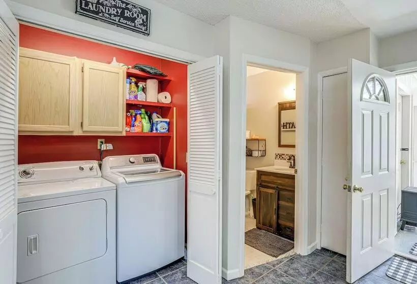 Lake & Pool Access: Spacious Home In Newland