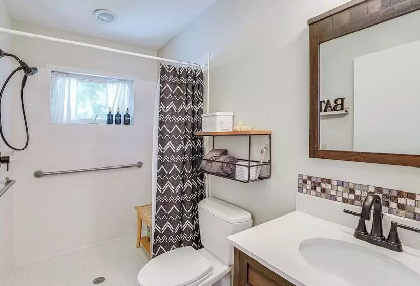 Lake & Pool Access: Spacious Home In Newland