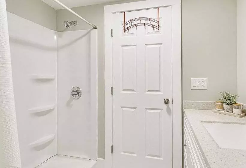 Spacious Oswego Home: 6 Mi To Fort Ontario!