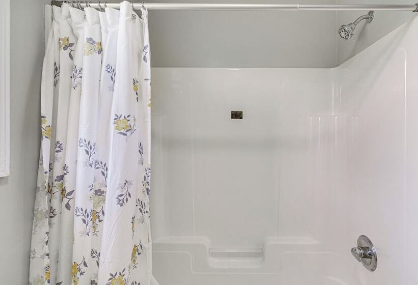 Spacious Oswego Home: 6 Mi To Fort Ontario!