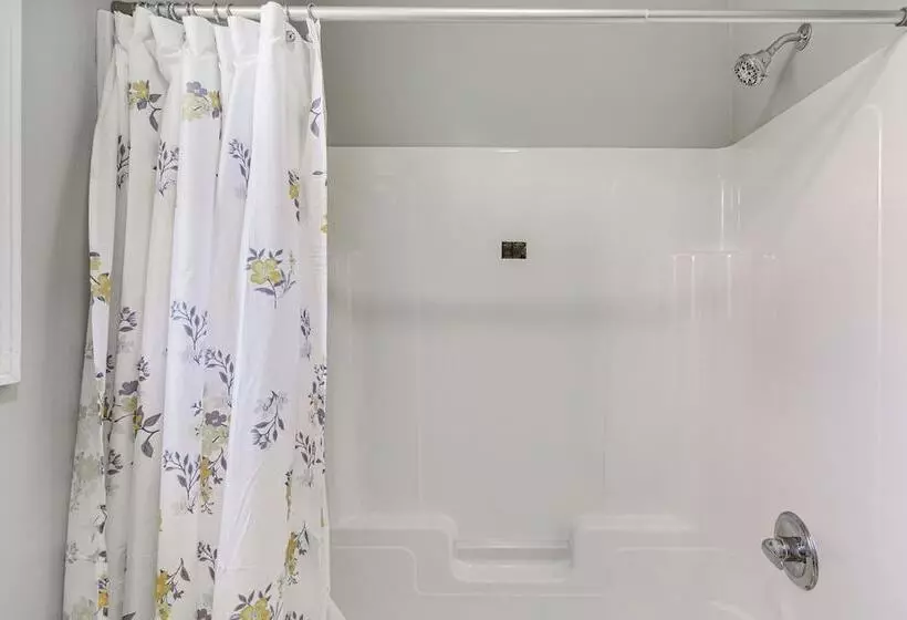 Spacious Oswego Home: 6 Mi To Fort Ontario!