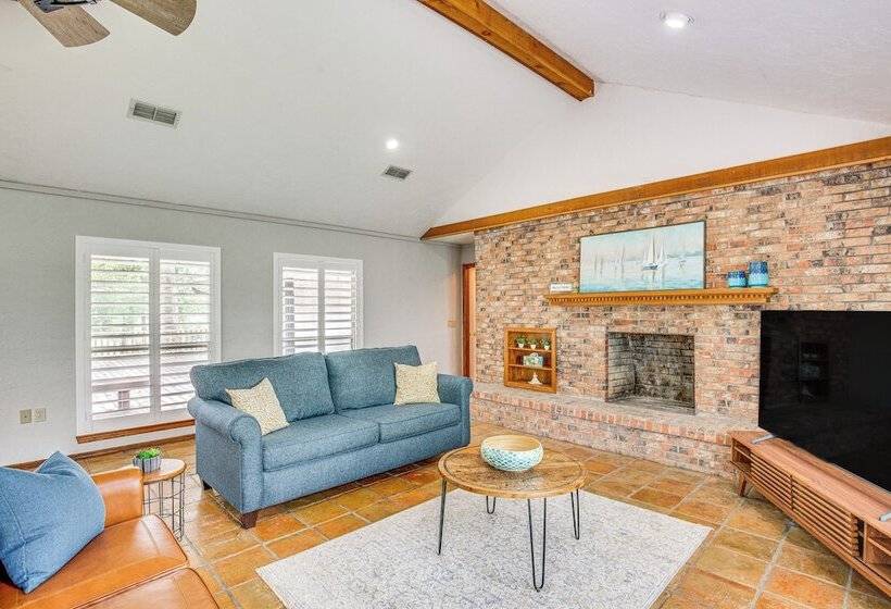 Yantis Retreat On 10 Acres: Steps To Lake Fork!