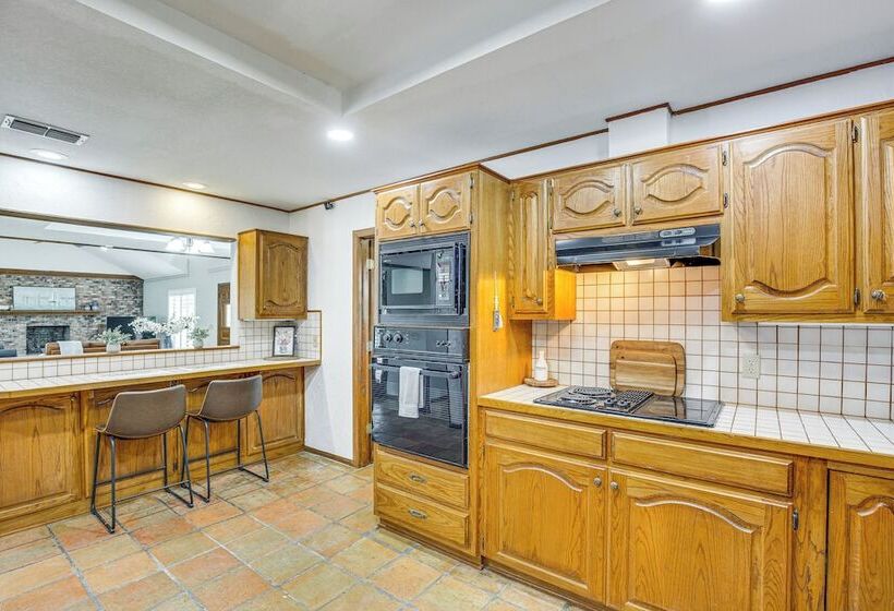 Yantis Retreat On 10 Acres: Steps To Lake Fork!