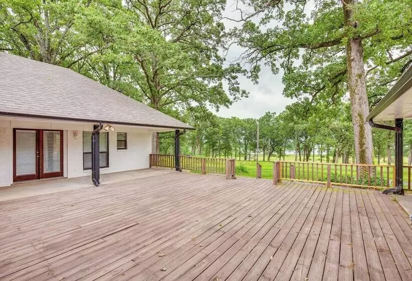 Yantis Retreat On 10 Acres: Steps To Lake Fork!