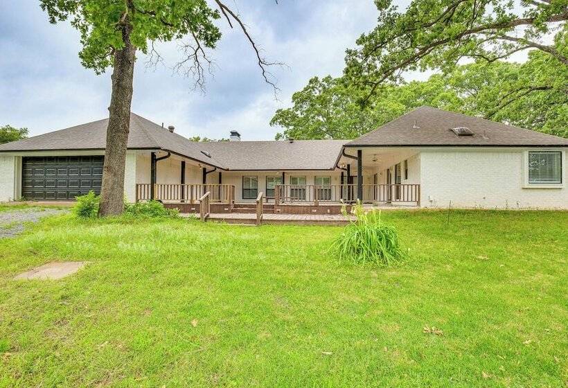 Yantis Retreat On 10 Acres: Steps To Lake Fork!