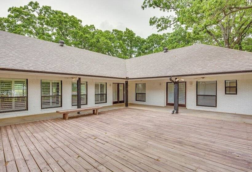 Yantis Retreat On 10 Acres: Steps To Lake Fork!