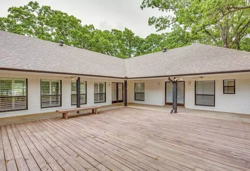 Yantis Retreat On 10 Acres: Steps To Lake Fork!