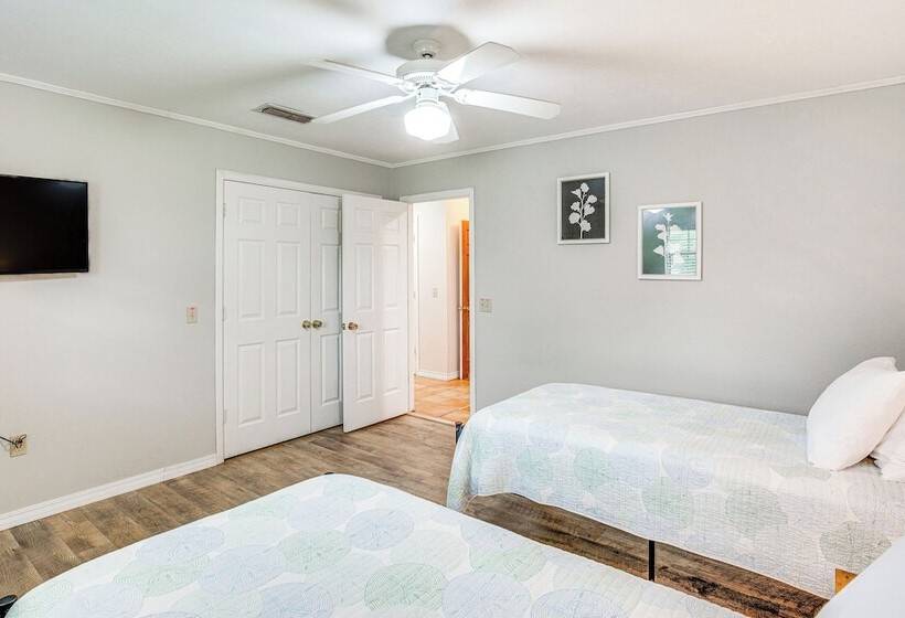 Yantis Retreat On 10 Acres: Steps To Lake Fork!