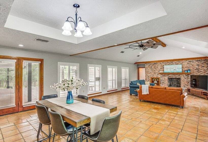 Yantis Retreat On 10 Acres: Steps To Lake Fork!