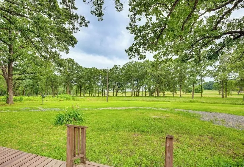 Yantis Retreat On 10 Acres: Steps To Lake Fork!