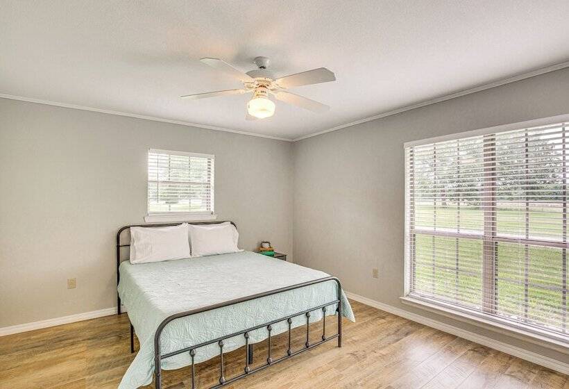 Yantis Retreat On 10 Acres: Steps To Lake Fork!