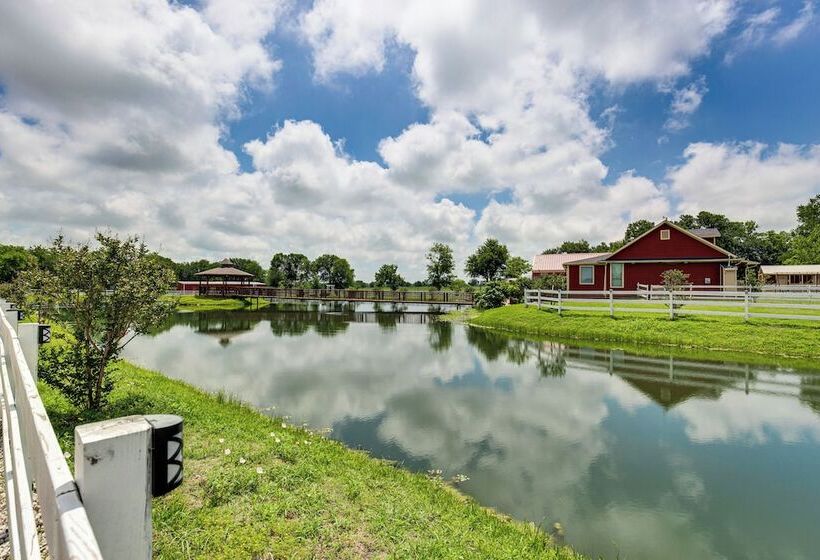 Charming Caddo Mills Farmhouse W/ Private Yard