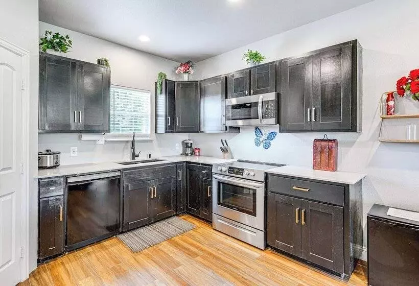 Charming Caddo Mills Farmhouse W/ Private Yard