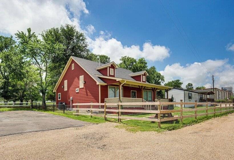 Charming Caddo Mills Farmhouse W/ Private Yard