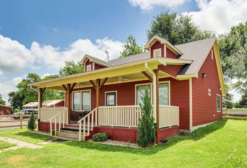 Charming Caddo Mills Farmhouse W/ Private Yard