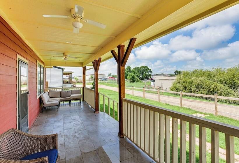 Charming Caddo Mills Farmhouse W/ Private Yard