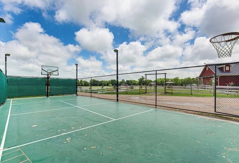 Charming Caddo Mills Farmhouse W/ Private Yard