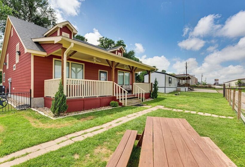 Charming Caddo Mills Farmhouse W/ Private Yard