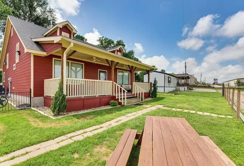 Charming Caddo Mills Farmhouse W/ Private Yard