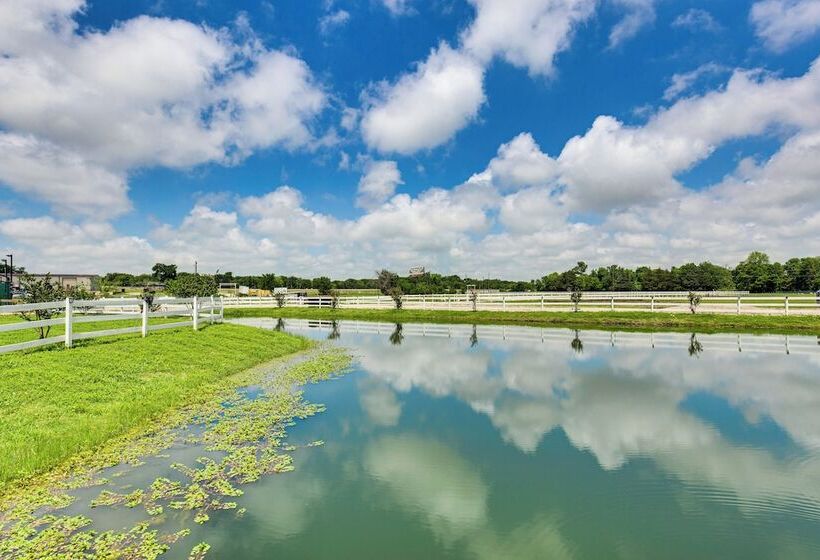 Charming Caddo Mills Farmhouse W/ Private Yard