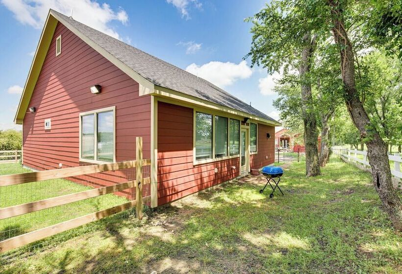 Charming Caddo Mills Farmhouse W/ Private Yard