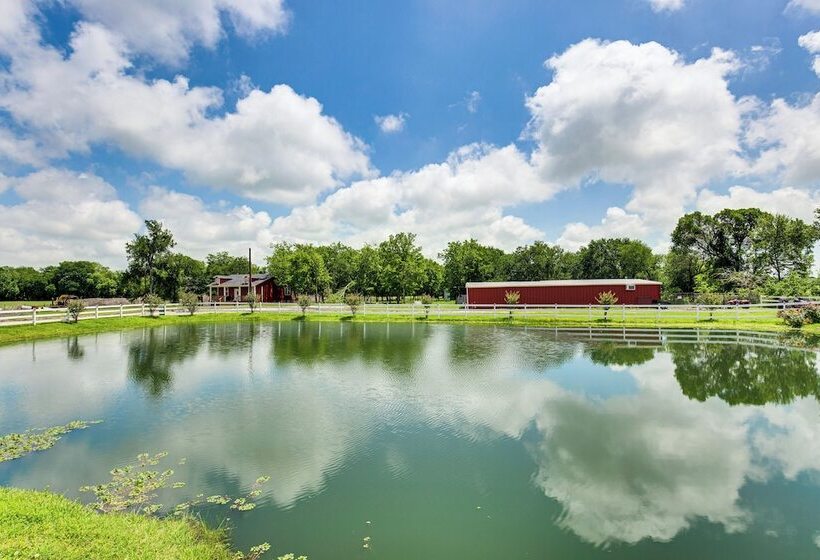 Charming Caddo Mills Farmhouse W/ Private Yard