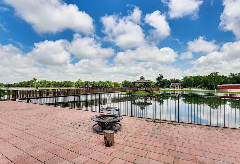 Charming Caddo Mills Farmhouse W/ Private Yard