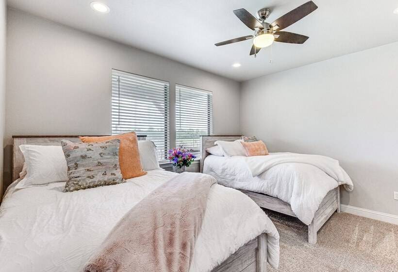 Charming Caddo Mills Farmhouse W/ Private Yard