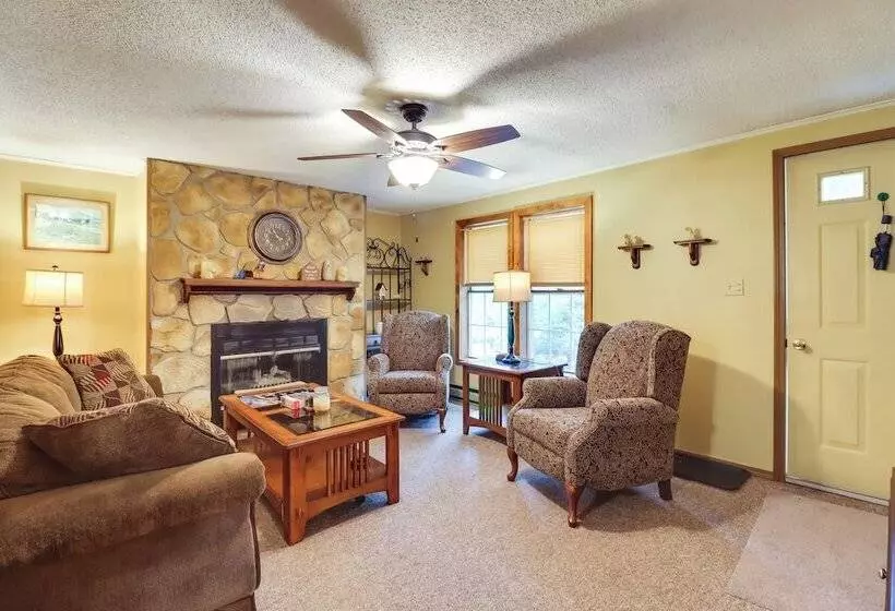 Cozy Albrightsville Home: 10 Mi To Pocono Raceway!