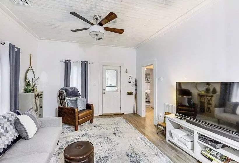 Cozy Carterville Home: 3 Mi To Crab Orchard Lake!