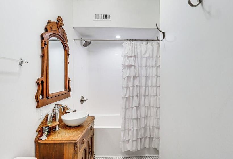 Cozy Carterville Home: 3 Mi To Crab Orchard Lake!