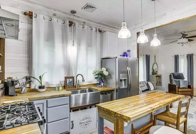 Cozy Carterville Home: 3 Mi To Crab Orchard Lake!