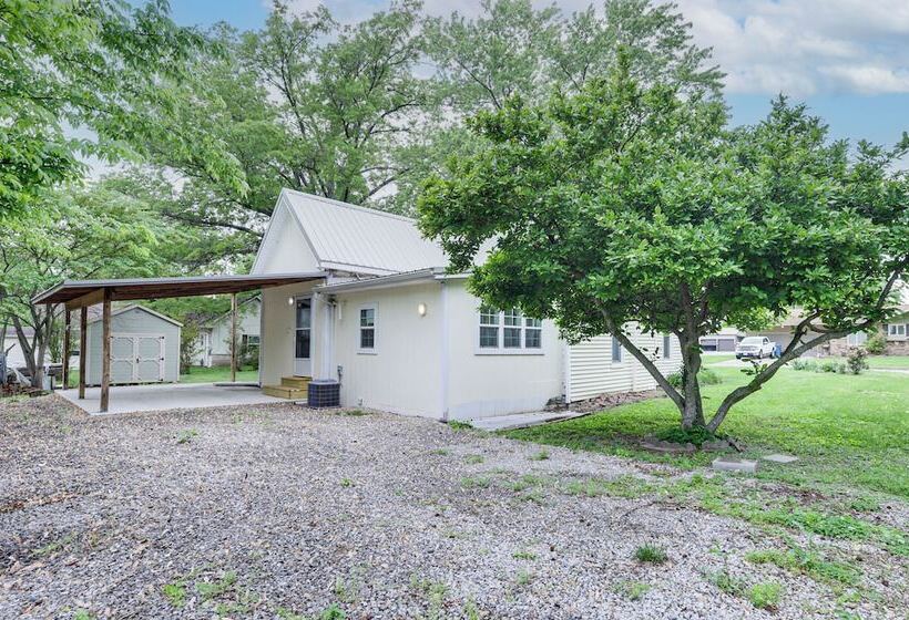 Cozy Carterville Home: 3 Mi To Crab Orchard Lake!