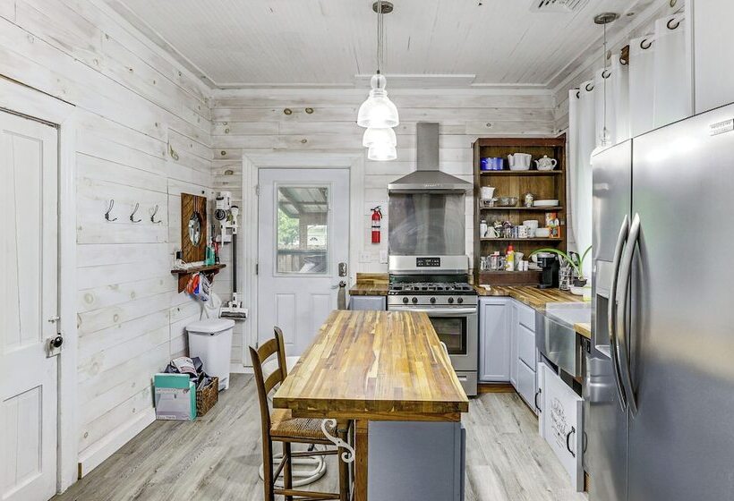 Cozy Carterville Home: 3 Mi To Crab Orchard Lake!