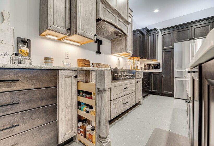 Florissant Home W/ Hot Tub, Putting Green & Views!