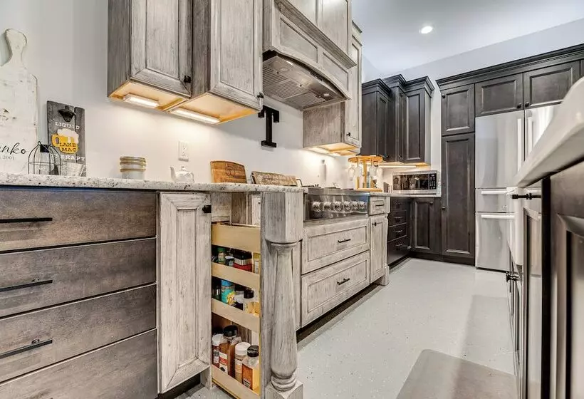 Florissant Home W/ Hot Tub, Putting Green & Views!