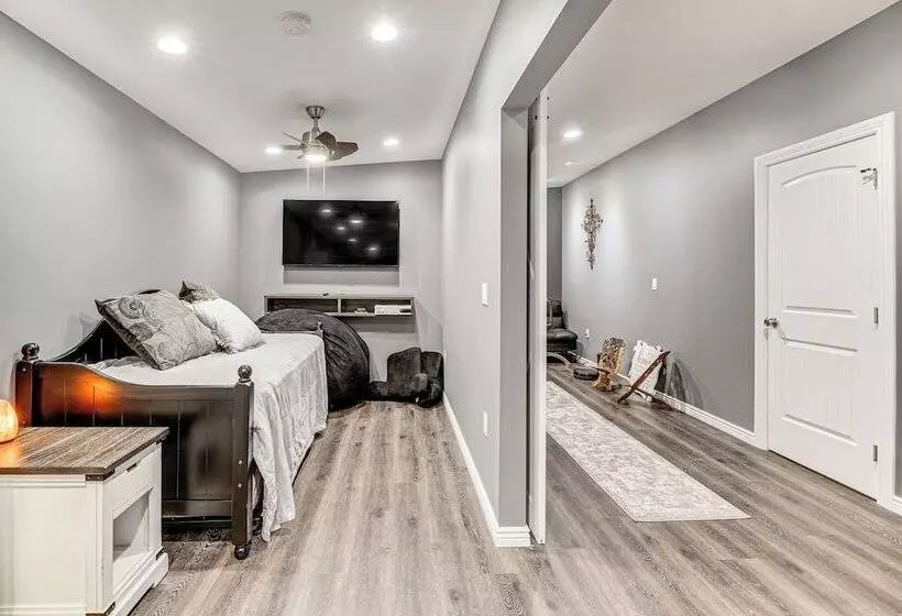 Florissant Home W/ Hot Tub, Putting Green & Views!