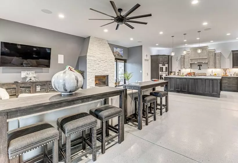 Florissant Home W/ Hot Tub, Putting Green & Views!