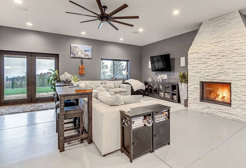 Florissant Home W/ Hot Tub, Putting Green & Views!