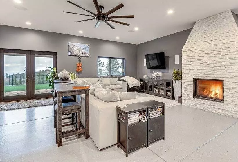 Florissant Home W/ Hot Tub, Putting Green & Views!