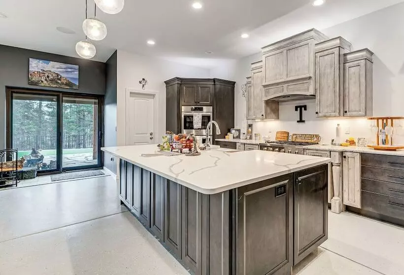 Florissant Home W/ Hot Tub, Putting Green & Views!