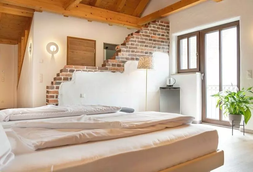 Hotelli Henrys Sleeping Buttenwiesen