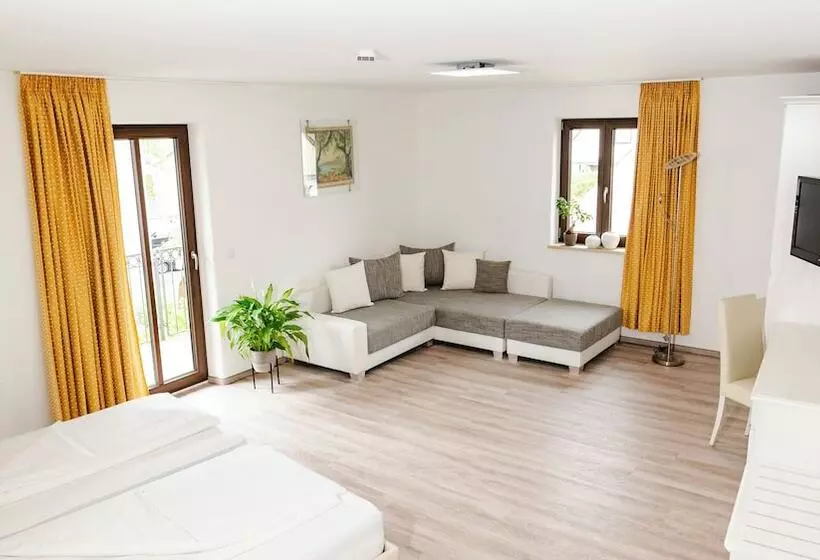 Hotelli Henrys Sleeping Buttenwiesen