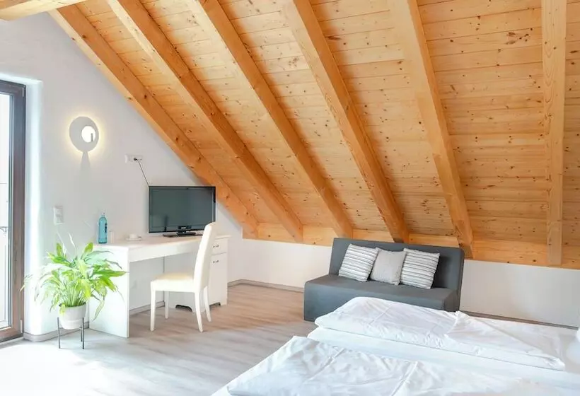 Hotelli Henrys Sleeping Buttenwiesen