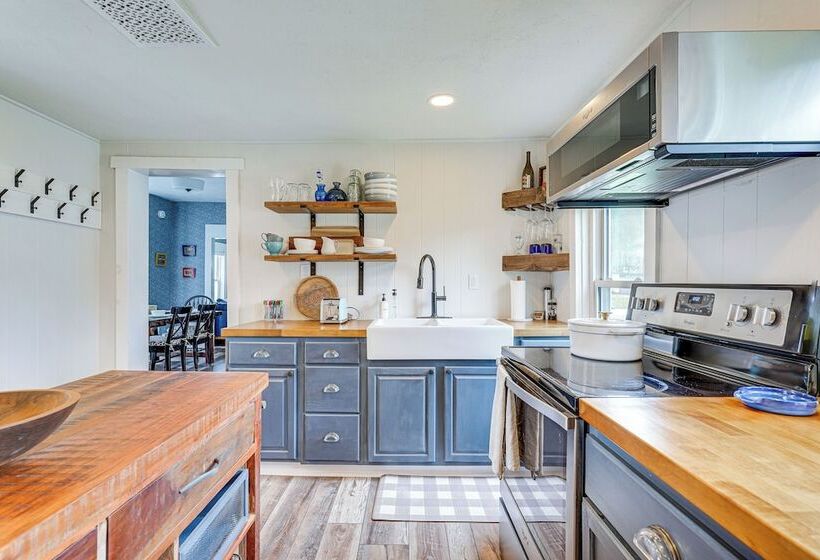 Lovely Ludlow Farmhouse ~ 1 Mi To Town & Slopes!