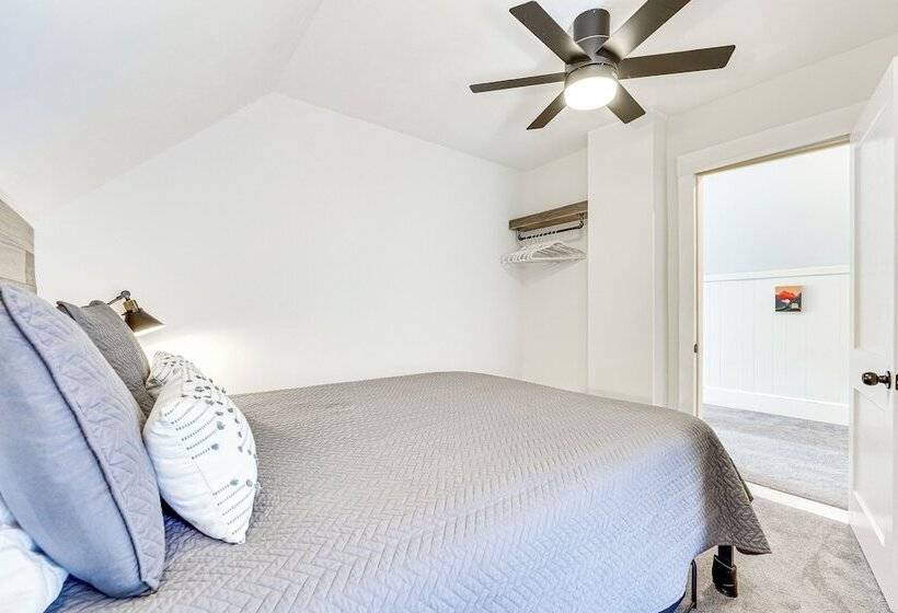 Lovely Ludlow Farmhouse ~ 1 Mi To Town & Slopes!