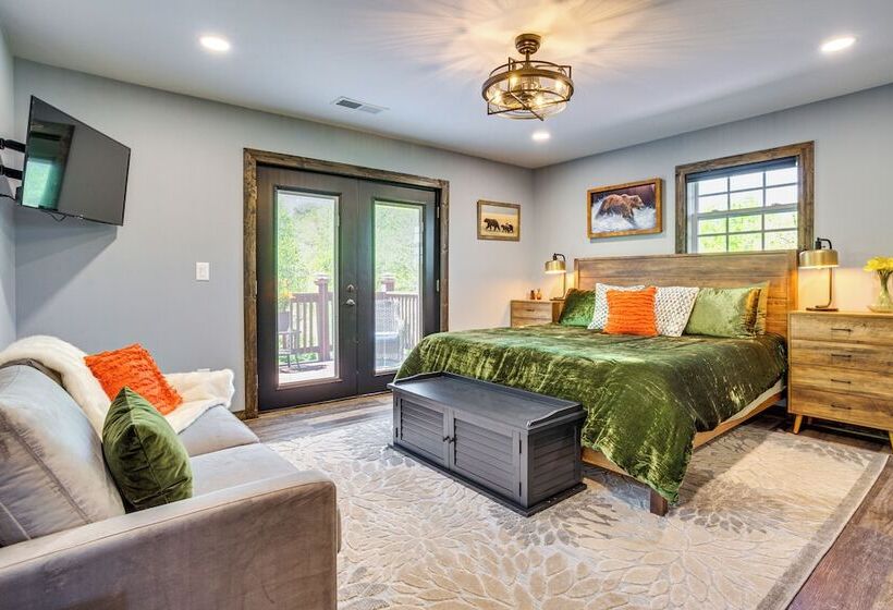 Infinity Pool + Mtn Views: Luxe Talking Rock Home